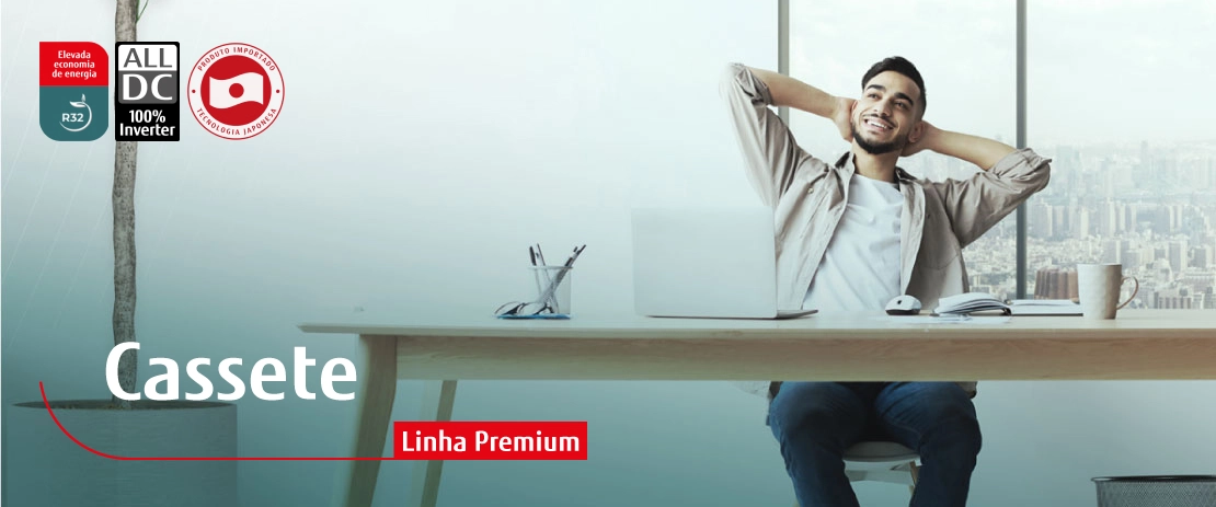 Um homem relaxando em um ambiente climatizado